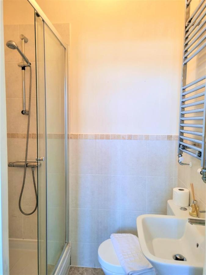 Central Apartments - Spacious 2 Beds スウィンドン エクステリア 写真