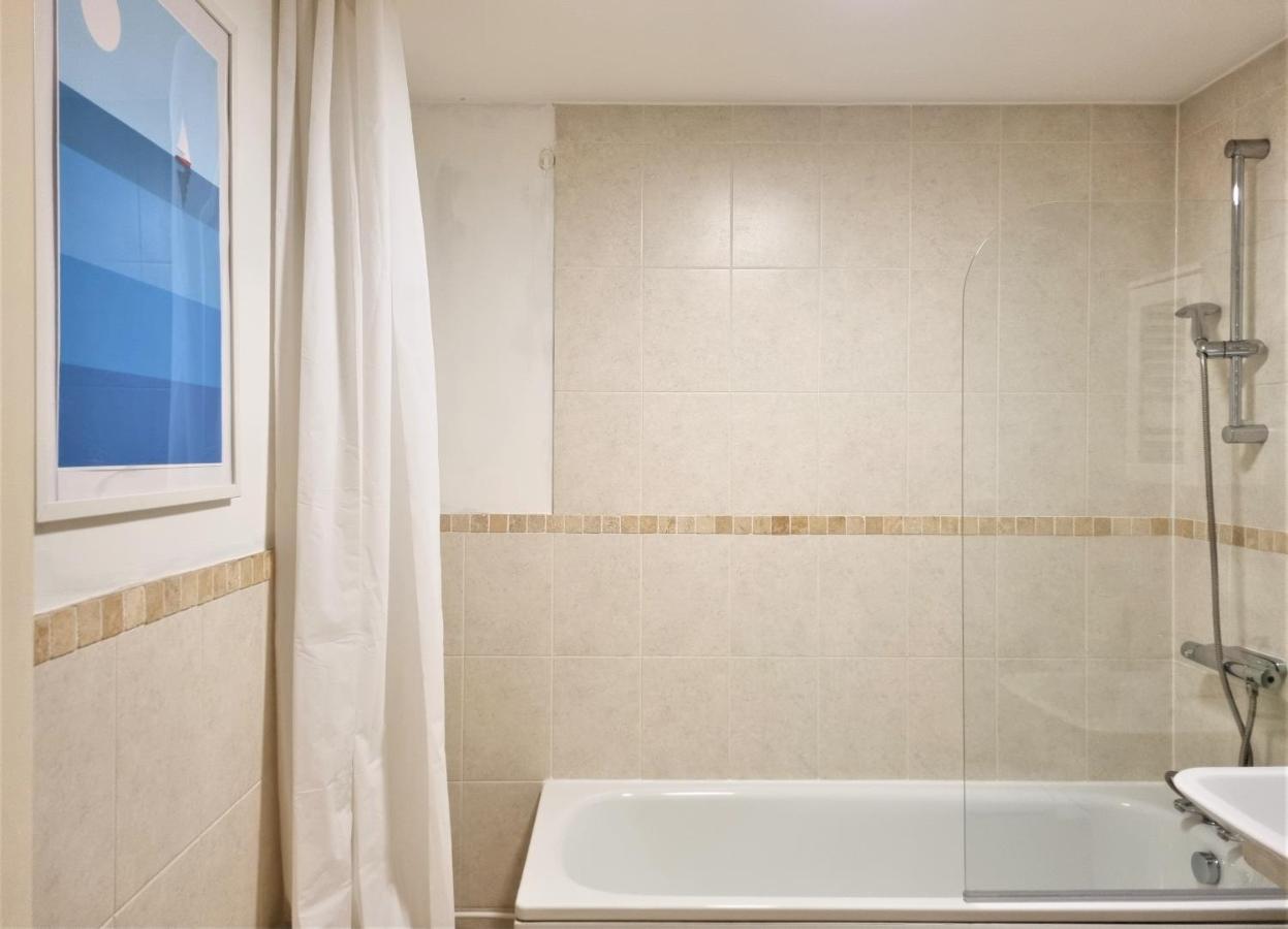 Central Apartments - Spacious 2 Beds スウィンドン エクステリア 写真