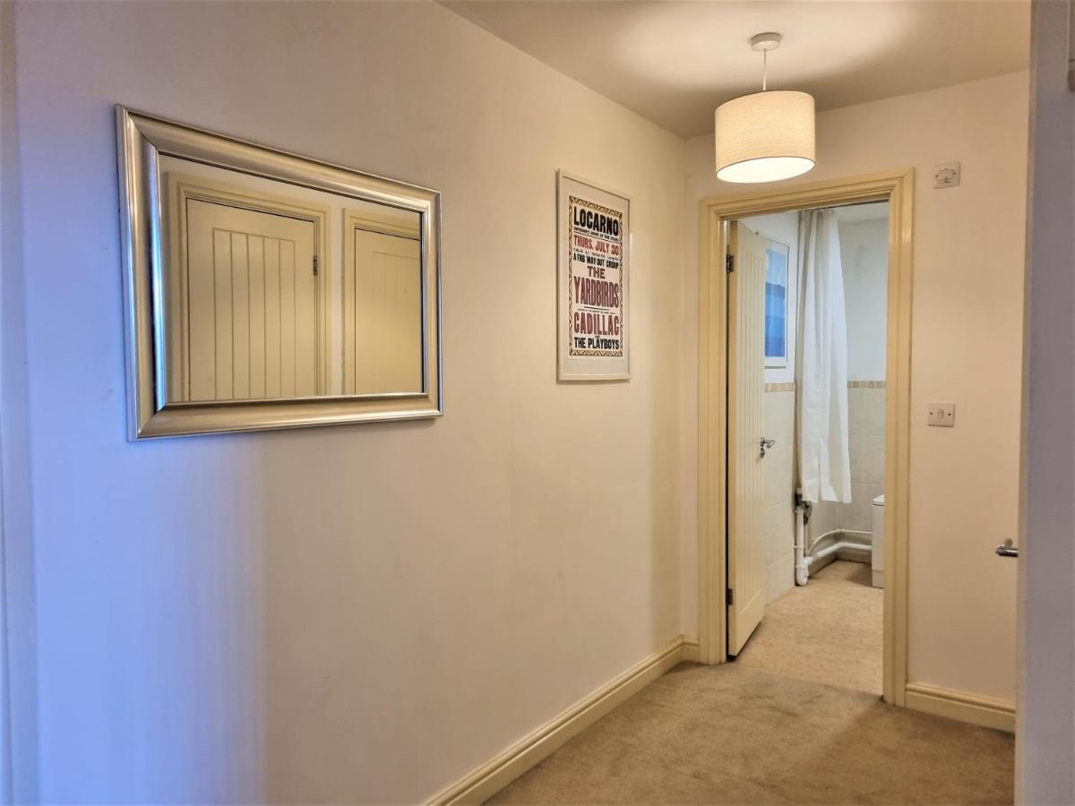 Central Apartments - Spacious 2 Beds スウィンドン エクステリア 写真